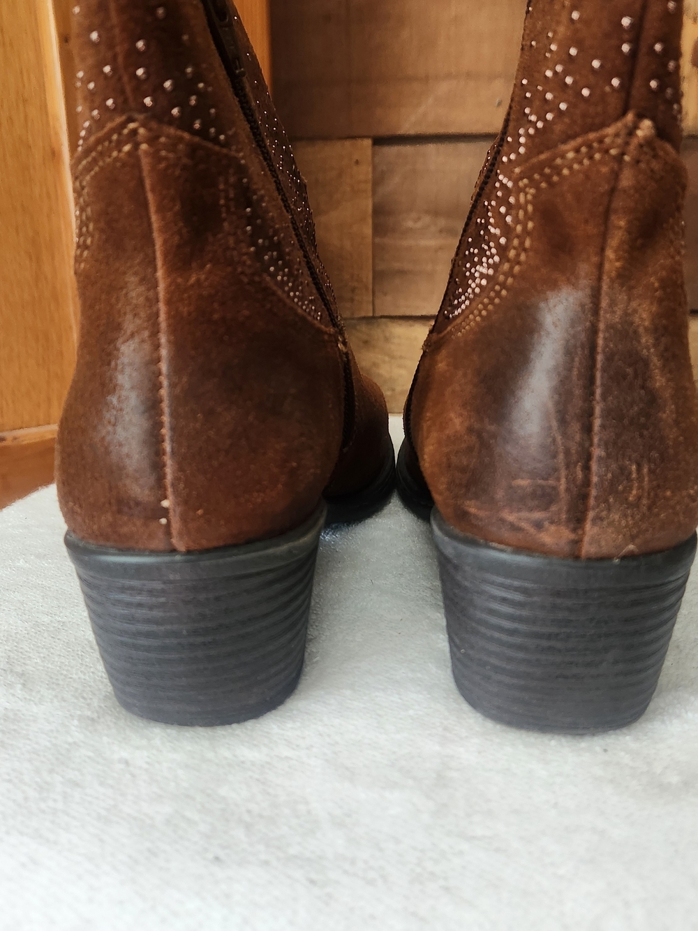 Born B.Ø.C Brown Suede Western Booties With Leather Studs Ankle Boots Size 10 - Picture 13 of 16